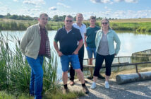 M. Thiel et son fils, de l’exploitation EARL des étangs Thiel (54150 Lantefontaine) et l’équipe agricole Yzico : Sandra PROT, Emmanuel CRUCY, accompagnés de Cédric HERMAL.